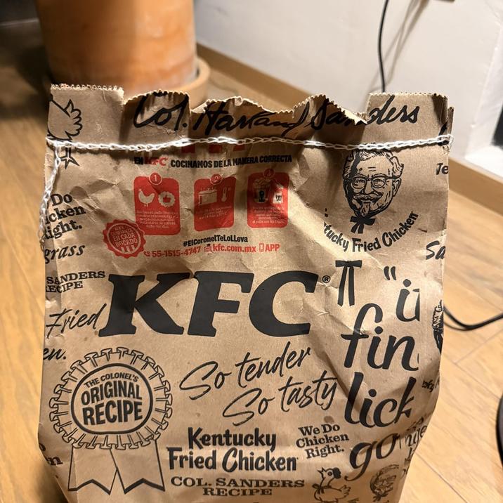 Col. Marian Danders COCINAMOS DE LA MANERA CORRECTA Do cken light. grass SANDERS ECIPE CONFIANZA EN CA Recobines poils tressa d uestros redes preparamos comp standares de c Una vocale de le freislera, les nichts manas que toca directament el pollo sun las trys #ElCoronel TeLoLLeva 55-1515-4747 kfc.com.mx APP KFC Fried ew. TTT THE COLONEL'S RECIPE So tender tucky d Chicken Fried ་ So tender fin So tasty lick We Do Kentucky Chicken Fried Chicken COL. SANDERS RECIPE Right. gorge Sa Te