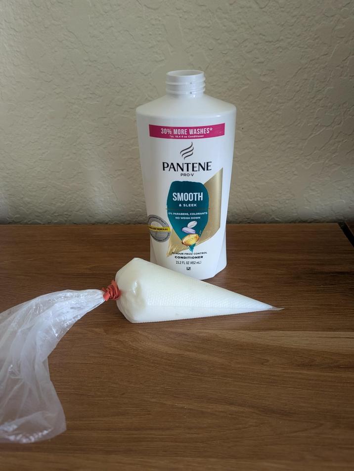 30% MORE WASHES* vs. 10,4 oz Conditioner PANTENE PRO-V LLAR GENERAL SMOOTH & SLEEK 0% PARABENS, COLORANTS NO WEIGH DOWN 2 HOUR FRIZZ CONTROL CONDITIONER 15.2 FL OZ (452 mL) Ε