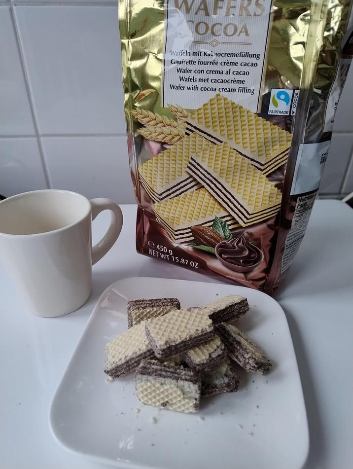 e 450 g NET WT 15.87 OZ WAFERS ТОСОА Waffeln mit Kakaocremefüllung Gaufrette fourrée crème cacao Wafer con crema al cacao Wafels met cacaocrème Wafer with cocoa cream filling FAIRTRADE COCOA Nutrition Facts Total Fir Sat Rid