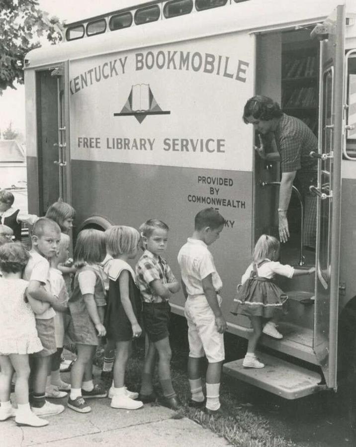 KENTUCKY BOOKMOBILE FREE LIBRARY SERVICE PROVIDED BY COMMONWEALTH KY