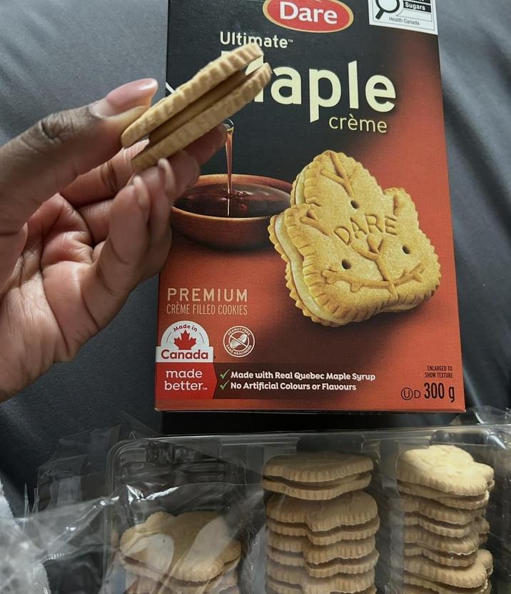 Dare Ultimate Sugars Health Canada aple crème PREMIUM CREME FILLED COOKIES Made in PEANUT UT FREE DARE Canada ARACH made betterTM Made with Real Quebec Maple Syrup No Artificial Colours or Flavours ENLARGED TO SHOW TEXTURE OD 300 g