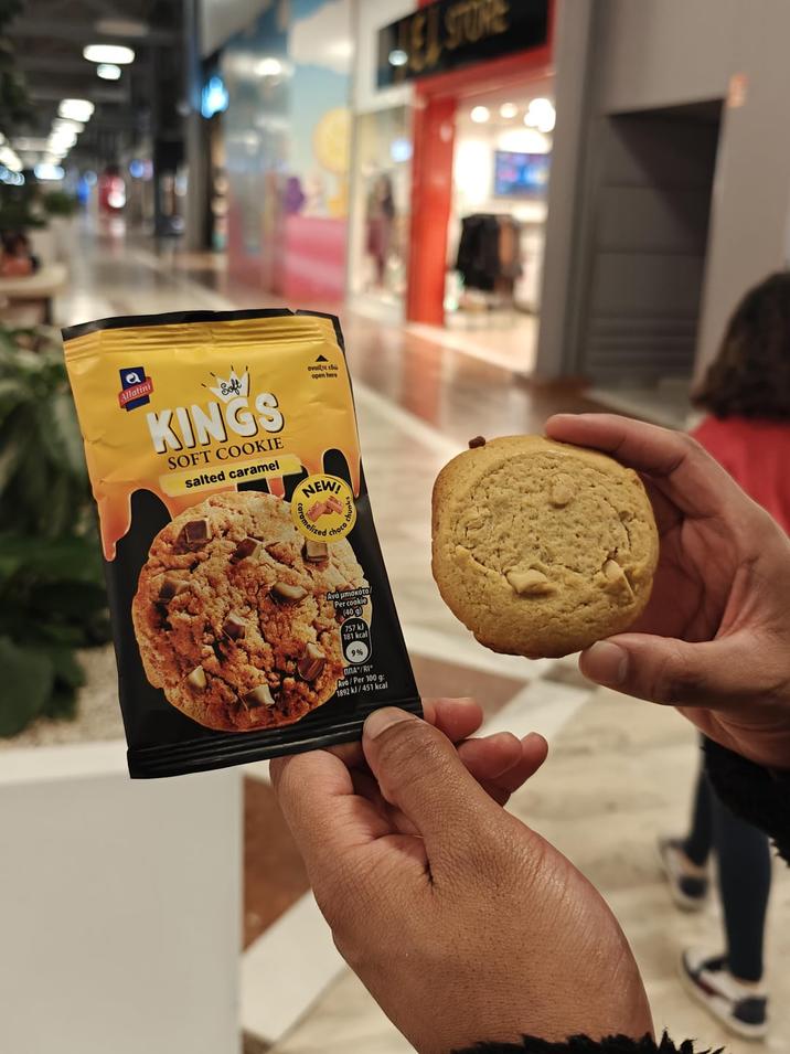 a Allatini Soft KINGS SOFT COOKIE salted caramel ovoiĘTE Eb open here NEW! amelized cho co cho * Ανά μπισκότο Per cookie (40 a) 757 kJ 181 kcal 9% MПA/RI Ava/Per 100 g: 1892 kJ/451 kcal