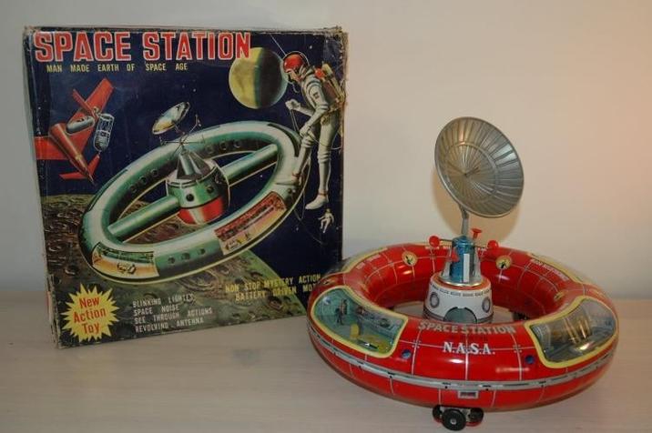 SPACE STATION MAN MADE EARTH OF SPACE AGE 9 900 New Action Toy BLINKING LIGHTES SEE THROUGH ACTIONS SPACE NOISE REVOLVING ANTENNA NON STOP MYSTERY ACTION BATTERY DRIVEN MOT 10 SPACE STATION NASA