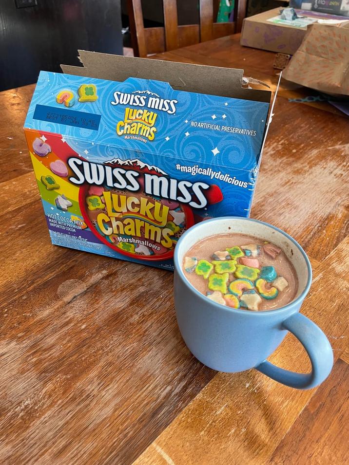 1231050318043 SWISS MISS Lucky Charms Marshmallows NO ARTIFICIAL PRESERVATIVES #magicallydelicious SWISS MISS UCKU Charms HOT COCOA MIX MADE WITH PREMIUM IMPORTED COCOA Marshmallows