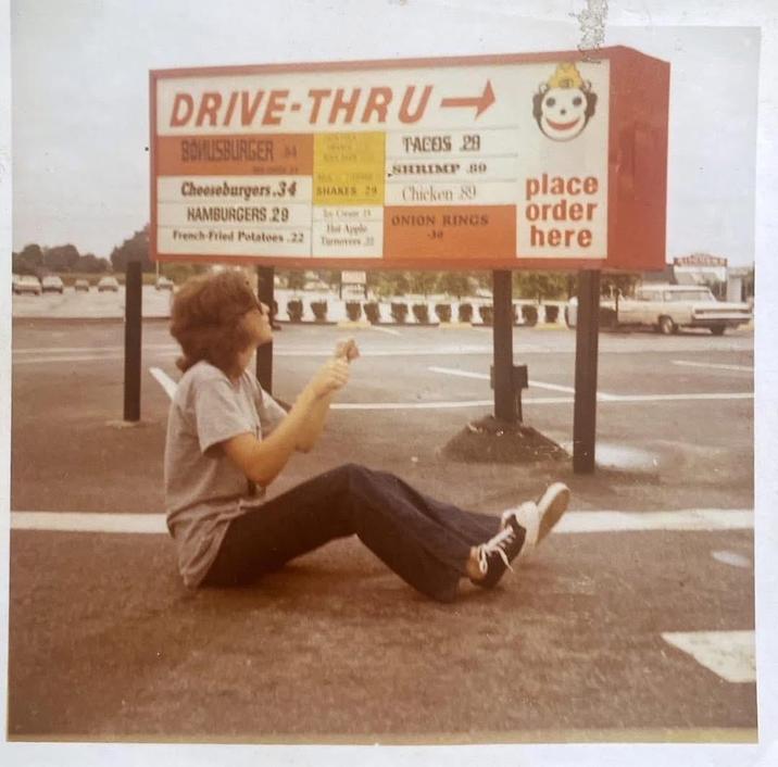 DRIVE-THRU-> BOMUSBURGER Cheeseburgers.34 SHAKES 29 HAMBURGERS 29 French Fried Potatoes 22 Hat Apple Temovers TACOS 29 SHRIMP 80 place order here Chicken 89 ONION RINGS