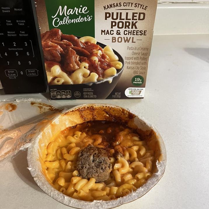 OCK FROZEN DINNER TIME COOK REHEAT KITCHEN TIMER WEIGHT TIME DEFROST DEFROST 3 1 2 EXPRESS COOK 4 5 6 7 8 9 STOP CLEAR 0310 START +30 SEC. Marie Callender's KANSAS CITY STYLE PULLED PORK MAC & CHEESE - BOWL- Pasta in a Creamy Cheese Sauce topped with Pulled Pork blended with Kansas City Style BBQ Sauce 199 PROTEIN PER 1 HEAL 410 KEEP FROZEN COOK AS DIRECTED NET WT 11 02 (3129) SERVING BOWL MADE FROM PLANT BACKO