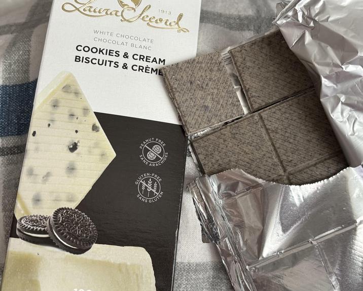 1913 Laura Secord WHITE CHOCOLATE CHOCOLAT BLANC COOKIES & CREAM BISCUITS & CRÈME PEANUT SANS FREE GLUTE ARACHIDE SANS FREE GLUTEN