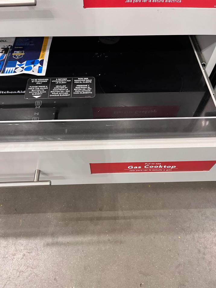 FOU. PROTECTION itchenAid TO BE REMOVED BY CUSTOMER ONLY PLEASE PRESS & HOLD THE ON/OFF BUTTON TO ACTIVATE EACH ELEMENT A RETIRER UNIQUEMENT PAR LE CLIENT VEUILLEZ APPUYER ET MAINTENIR EF BOUTON ON POUR ACTIVER CHAQUE ELEMENT PARA BER REMOVIDO SOLO POR EL CLIENTE PRESIONE Y SOSTENGA EL BOTON ON/OFF PARA ACTIVAR CADA ELEMENTO off 808 808 On Jala para ver la estufa electrica Pull to see Gas Cooktop Jala para ver la estufa a gas
