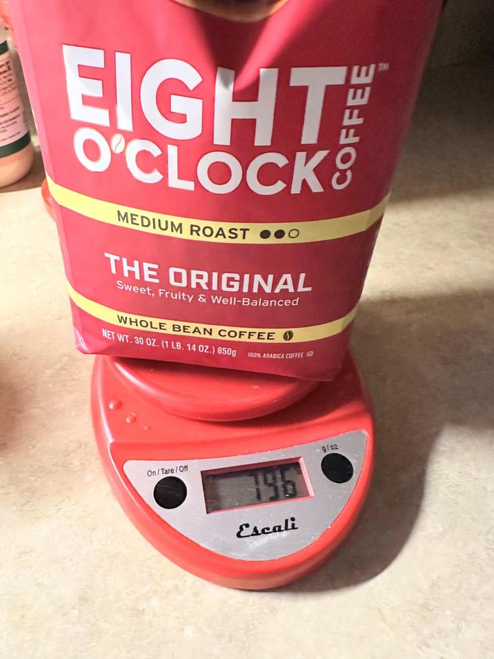 EIGHT O'CLOCK MEDIUM ROAST THE ORIGINAL Sweet, Fruity & Well-Balanced WHOLE BEAN COFFEE NET WT. 30 OZ. (1 LB. 14 OZ.) 850g 100% ARABICA COFFEE On/Tare/Off 196 Escali 9/az
