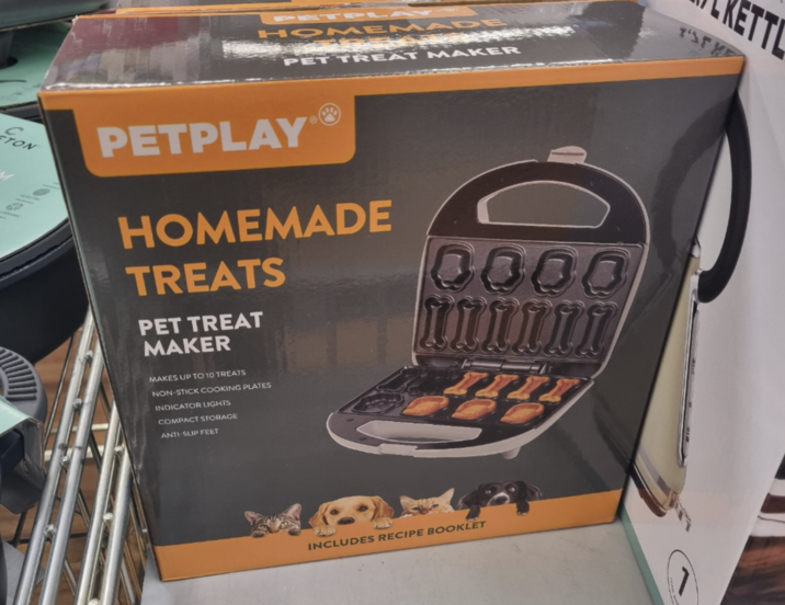 PET PLAY HOMEMADE PET TREAT MAKER TON PETPLAY HOMEMADE TREATS PET TREAT MAKER MAKES UP TO 10 TREATS NON-STICK COOKING PLATES INDICATOR LIGHTS COMPACT STORAGE ANTI-SLIP FEET 0000 XXXXX INCLUDES RECIPE BOOKLET TATK ETT