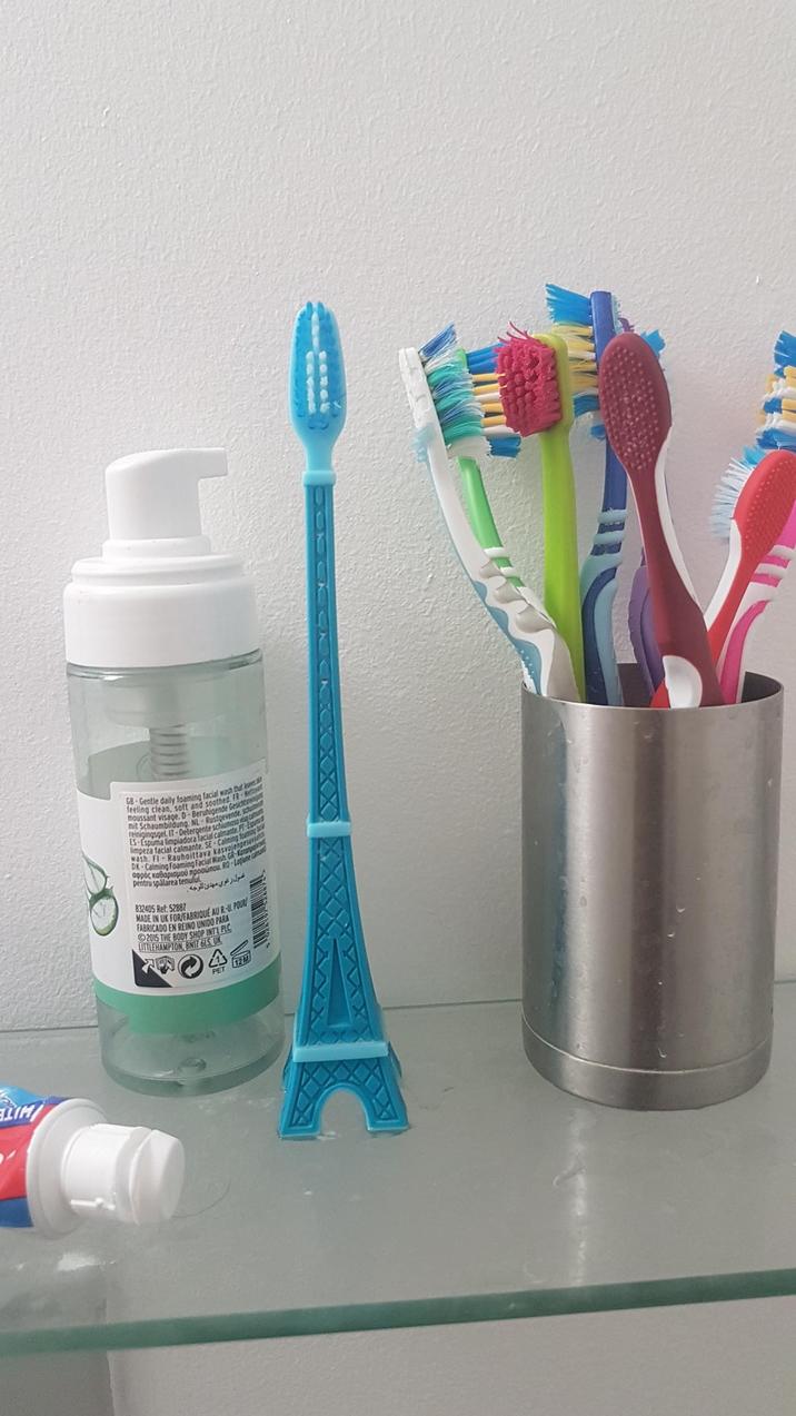 네! GB-Gentle daily foaming facial wash that less feeling clean, soft and Gesichtsrep moussant visage. D-ReSoothed FR- mit Schaumbildung, NL-Rustgevende sch reinigingsgel. IT-Detergent ES-Espuma limpiadora facial c limpeza facial calmante wash. Fl - Rauhoittaval DK-Calming Facial Was αφρός pentru spilarea ten 832405 Ref: 52887 FT-Lun fouming volennes mpooinou, RO Logane MADE IN UK FOR/FABRIQUÉ AU R-U. POUR FABRICADO EN REINO UNIDO PARA © 2015 THE BODY SHOP INTL PLS LITTLEHAMPTON, BNTZ 6LS, UK PET 12M LIH
