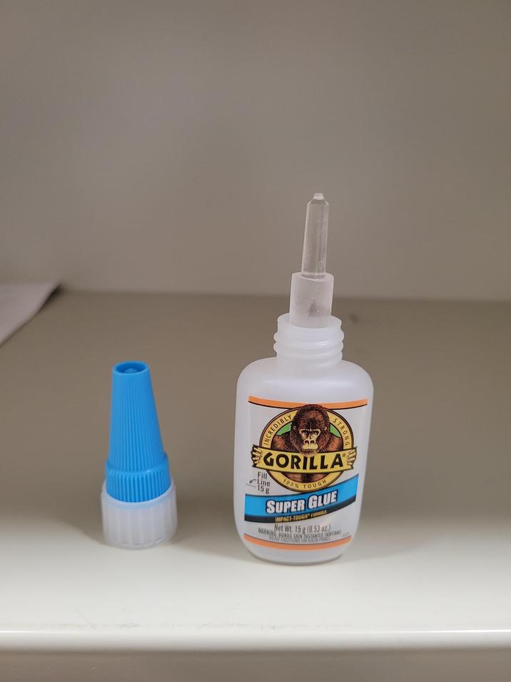 INCREDIBLY STRONG GORILLA Fill Line 15 g 100% TOUGH SUPER GLUE IMPACT-TOUGH FORMULA WARNING: BONDS SKIN INSTANTLY, IRRITANT Net Wt. 15 g (0.53 oz.)