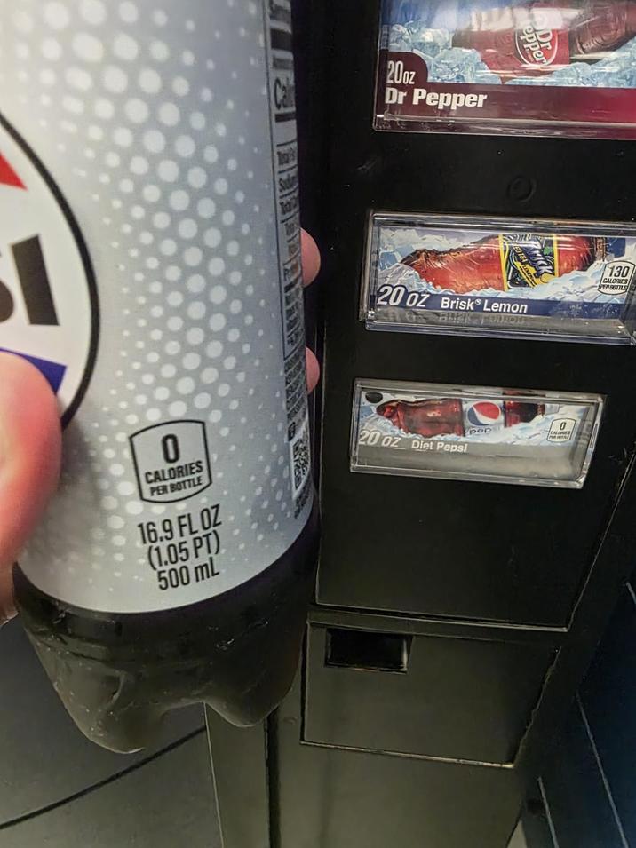 0 CALORIES PER BOTTLE 16.9 FL OZ (1.05 PT) 500 mL 20oz Dr Pepper 584 20 oz Brisk Lemon BLACK TORONT 130 CALORIES PER BOTTLE 0 pop CALIME 2002 Diet Pepsi