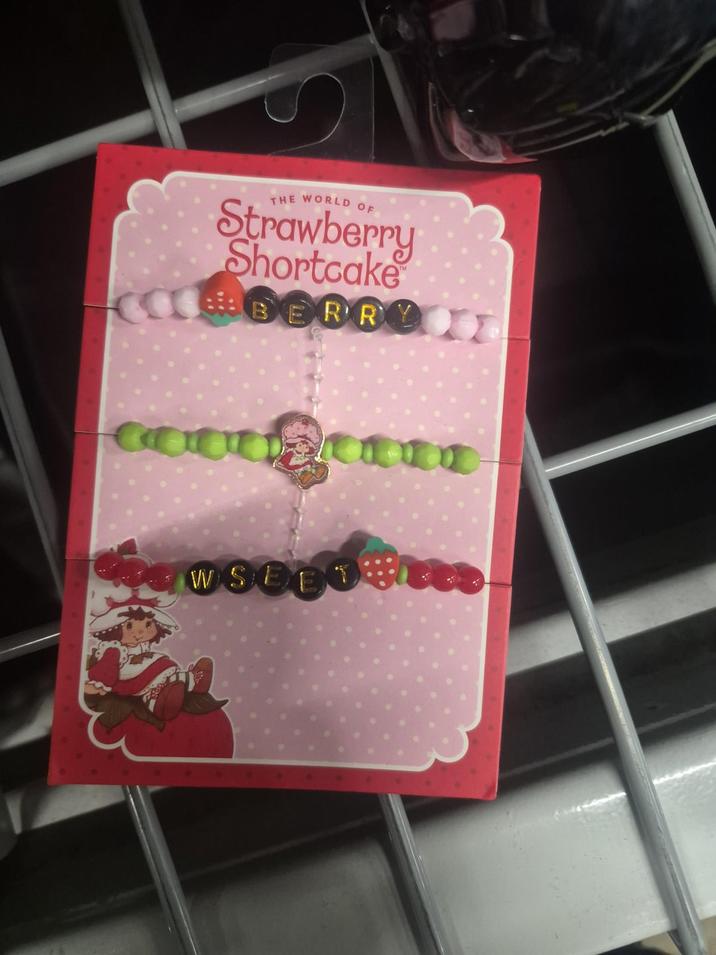 THE WORLD OF Strawberry Shortcake BERRY W SEBES