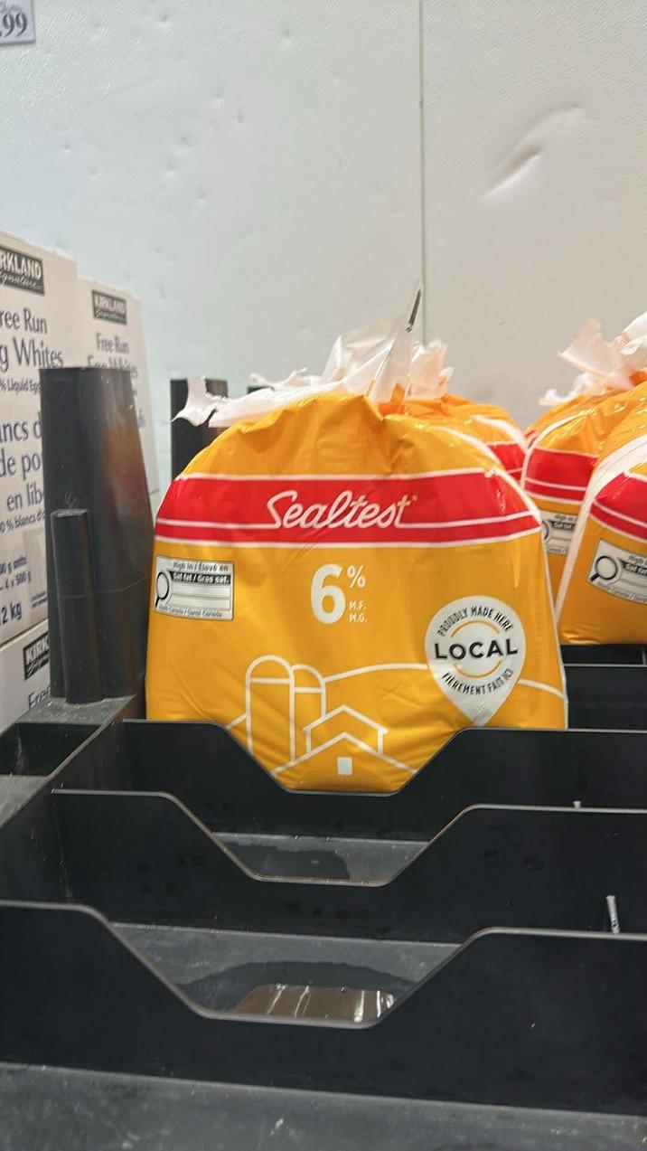 99 RKLAND gnature ree Run KIRKLAND Free Run Whites Liquid ncs o de po en lib 0% blancs d 2 kg KIRK Wigh in levé en Set Gras sat Sealtest 6% M.F. M.S. MADE HERE LOCAL TEREMENT FATIC Out Sat