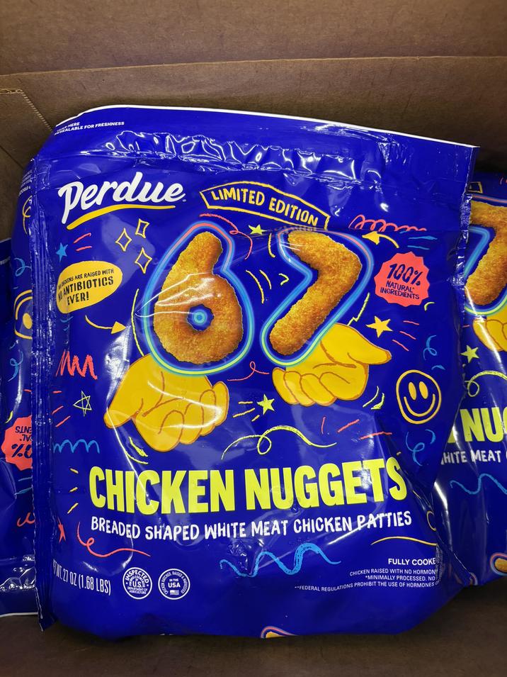 FAISH UGHON JOOV SOR TEAR HERE RESEALABLE FOR FRESHNESS Perdue B LIMITED EDITION 口口 ARCHICKENS ARE RAISED WITH ANTIBIOTICS EVER! M と m 100% NATURAL INGREDIENTS e SIN *7V %0 m བལས་ CHICKEN NUGGETS BREADED SHAPED WHITE MEAT CHICKEN PATTIES INSP TED SOMENESS 7.2107 (1.68 LBS) EU.S. DEPARTMENT OF AGRICULTURE HATCHED CHICKEN RAISED& IN THE USA & HARVESTED FULLY COOKE CHICKEN RAISED WITH NO HORMON *MINIMALLY PROCESSED. NO **FEDERAL REGULATIONS PROHIBIT THE USE OF HORMONES C NU HITE MEAT