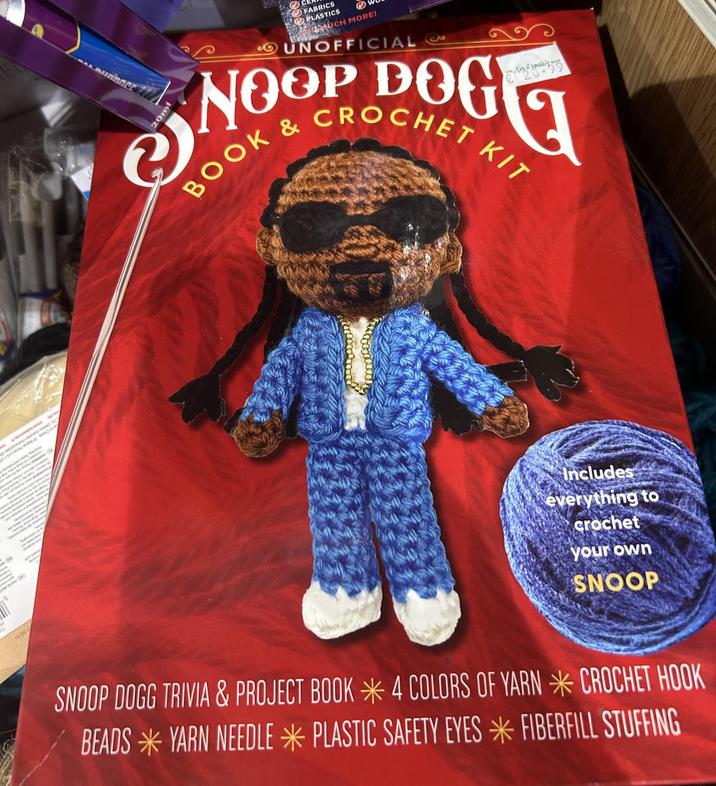 09 20ml FABRICS PLASTICS MUCH MORE! UNOFFICIAL NOOP BOOK & DO G CROCHET KIT Includes everything to crochet your own SNOOP SNOOP DOGG TRIVIA & PROJECT BOOK 4 COLORS OF YARN BEADS YARN NEEDLE PLASTIC SAFETY EYES CROCHET HOOK FIBERFILL STUFFING