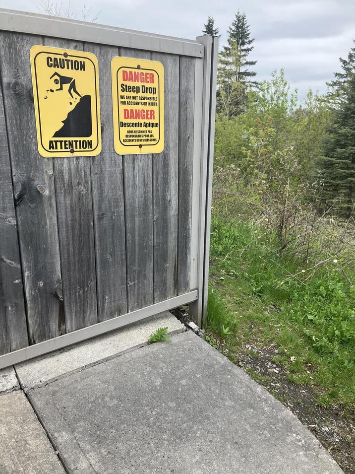 CAUTION ATTENTION DANGER Steep Drop WE ARE NOT RESPONSIBLE FOR ACCIDENTS OR INJURY DANGER Descente Apique NOUS NE SOMMES PAS RESPONSABLES POUR LES ACCIDENTS OU LES BLESSURES