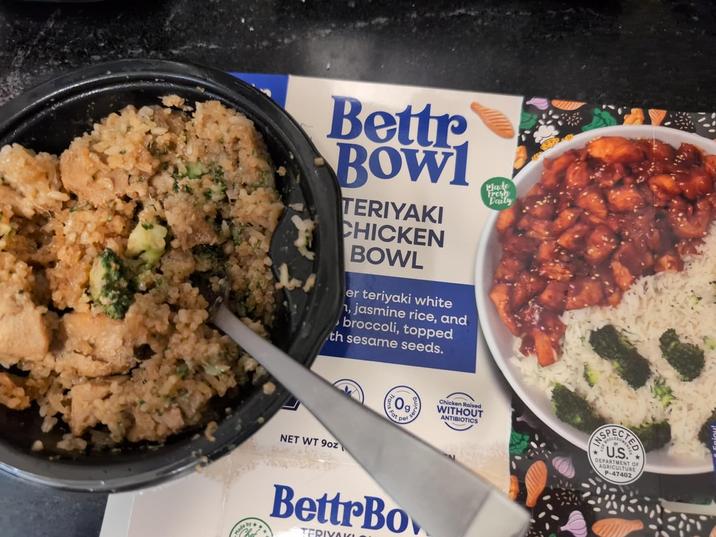 Bettr BOWL TERIYAKI CHICKEN BOWL er teriyaki white , jasmine rice, and broccoli, topped th sesame seeds. NET WT 9oz Made Fresh Daily 09 Fat pet Chicken Raised WITHOUT ANTIBIOTICS BettrBo TERIVALL U.S. DEPARTMENT OF AGRICUL RICULTURE P-47402,