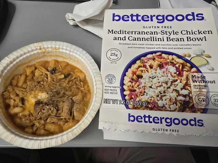 bettergoods. GLUTEN FREE Mediterranean-Style Chicken and Cannellini Bean Bowl PROTEIN 25g PER SERVING 46% DV Shredded dark meat chicken and zucchini over cannellini beans and tomatoes topped with feta and pickled onion Made Without ARTIFICIAL FLAVORS GLUTEN CALO serving suggestion KEEP FROZEN HEAT AND EAT NET WT 9.5 OZ (269 g) GF 37 ER FREE bettergoods. GLUTEN FREE