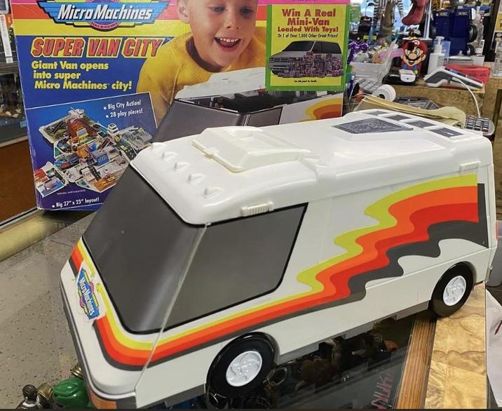 Micro Machines SUPER VAN CITY Giant Van opens into super Micro Machines city! Big City Action! ■ 28 play pieces! Win A Real Mini-Van Loaded With Toys! Or 1 of Over 1,000 Other Great Prizes! Big 27" x 23" layout! Micro Machines NUIK