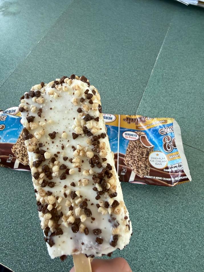 TE DAIRY DAIRY K HERSHEYS lee Cream NORDSTED BE NDIS CHO & PREMIUM ICE CREAM BAR SIGNAT Creamy Cho Cready Vanilla Ice C A PRODUCT OF HERSHEY CREAMERY CO-NOT AFFILIATED
