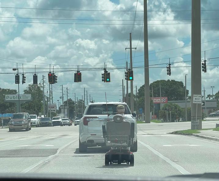 Publix FOOD PHARMACY LIQUORS GM dvanc to Part RIGHT LANE MUST TURN RIGHT