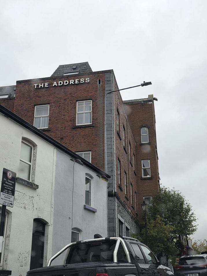 loc, Taispecin Poirceola Peircel 2 Ucire or a mhead Luan-Seth 08.30-18.30 PAY & DISPLAY PARKING MAX STAY 2 HOURS MON-SAT 08.30-18.30 THE ADDRESS 151-RN-660