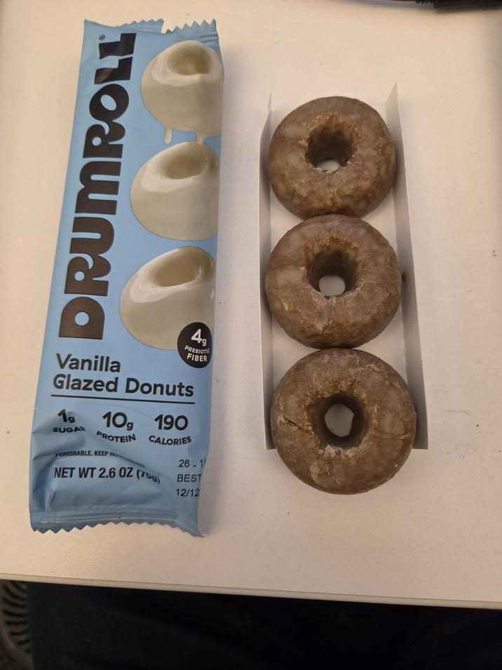 DRUMROLL Vanilla 4g PREBIOTIC FIBER Glazed Donuts 19 10, 190 PROTEIN CALORIES SUGAR PERISHABLE. KEEP RETED. 26-1 NET WT 2.6 OZ (759) BEST 12/12