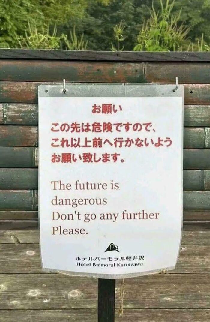 お願い この先は危険ですので、 これ以上前へ行かないよう お願い致します。 The future is dangerous Don't go any further Please. ホテルバーモラル軽井沢 Hotel Balmoral Karuizawa