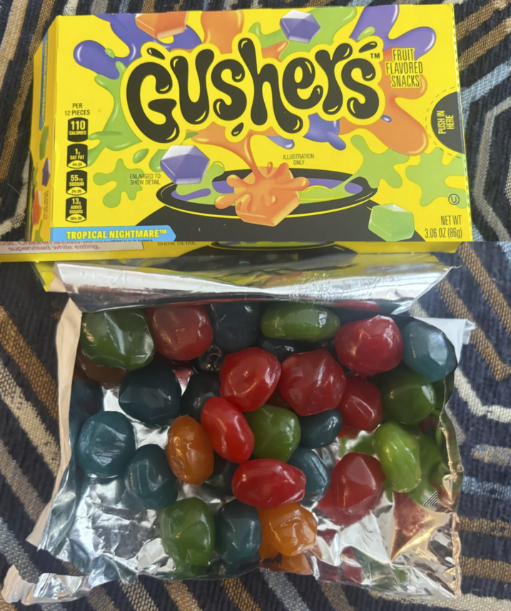 PER 12 PIECES 110 CALORIES Gushers FRUIT FLAVORED SNACKS 1₁ SAT FAT %DV 55 SODIUM 2% DV 13 ADDED SUGARS ENLARGED TO SHOW DETAIL ILLUSTRATION ONLY TROPICAL NIGHTMARE™ ods. Chiliare shoOIO DO supervised while eating. SHOW DETAIL PUSH IN HERE NET WT 3.06 OZ (86g)