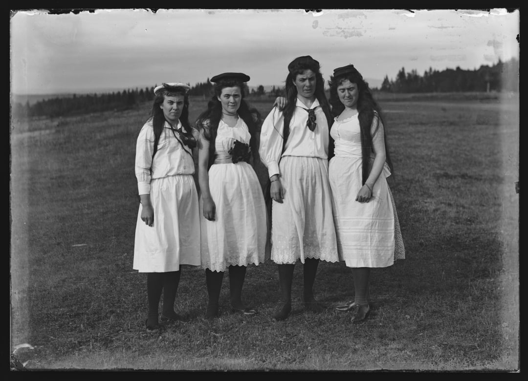 A group photo from the 1890s