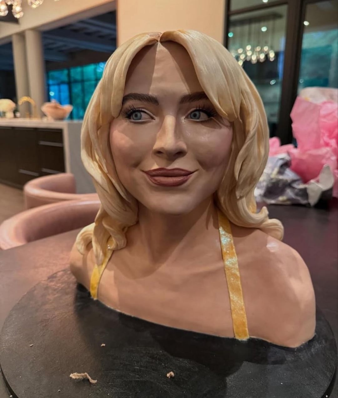 This Sabrina Carpenter cake