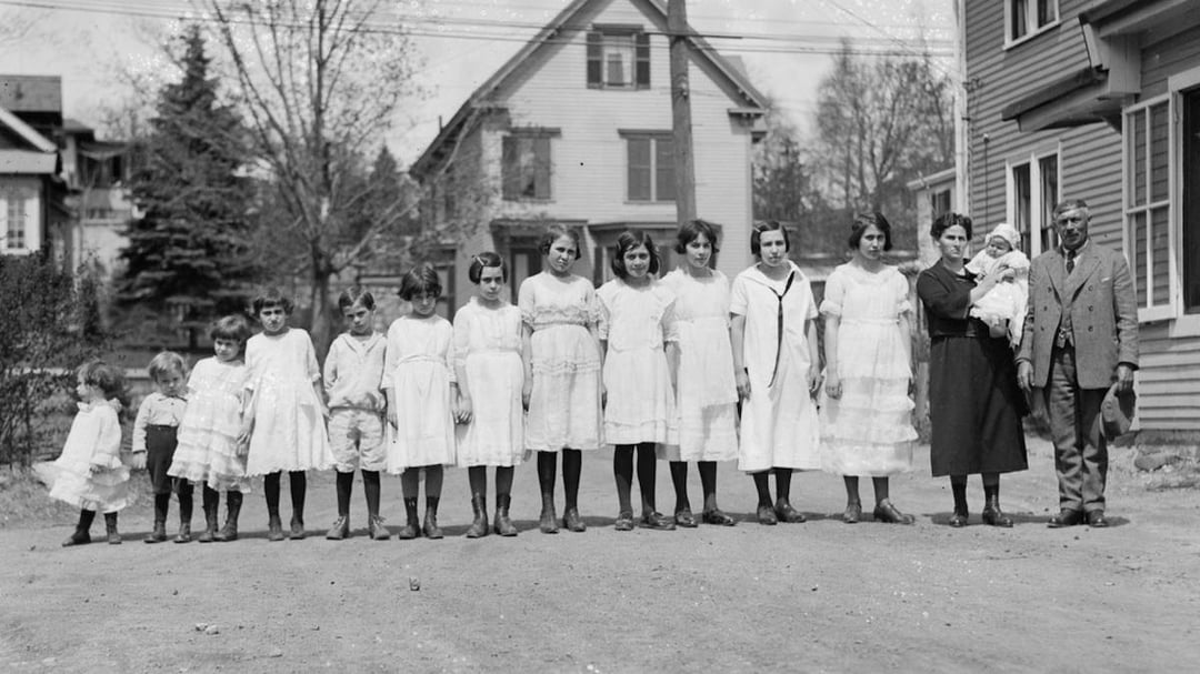 A large family, 1925 | History / Nostalgia | Know Your Meme
