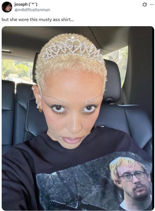 A tweet criticizing Doja Cat for wearing a Sam Hyde shirt. The criticism comes after she threw a fan's shirt away, calling it "musty."