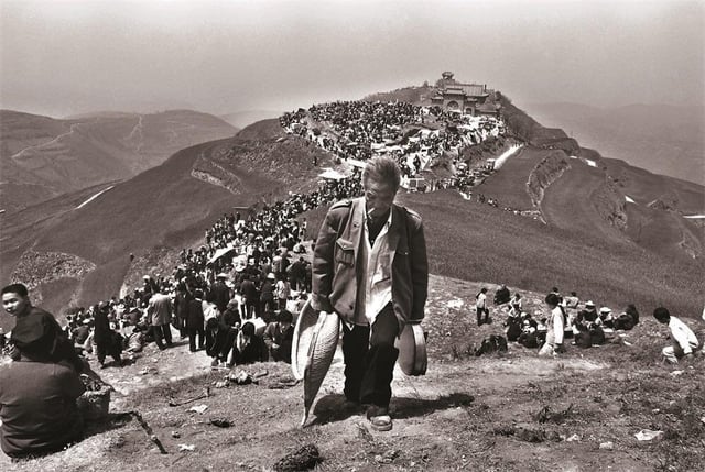 Return from shopping at a ridge market, Shaanxi, China, 1990