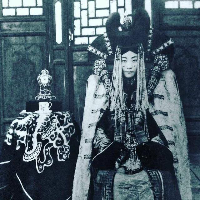 Think I found George’s inspiration for the Naboo royal wardrobe: | /r/PrequelMemes