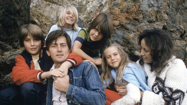 Martin Sheen with his wife Janet & children Ramon, Emilio, Charlie, & Renee in 1974