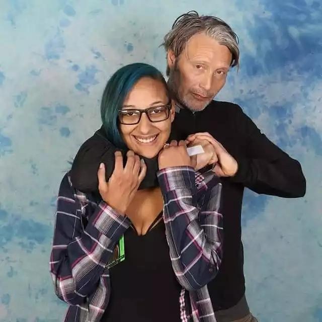 A photo of a fan requesting that Mads Mikkelsen choke them during a photo op.