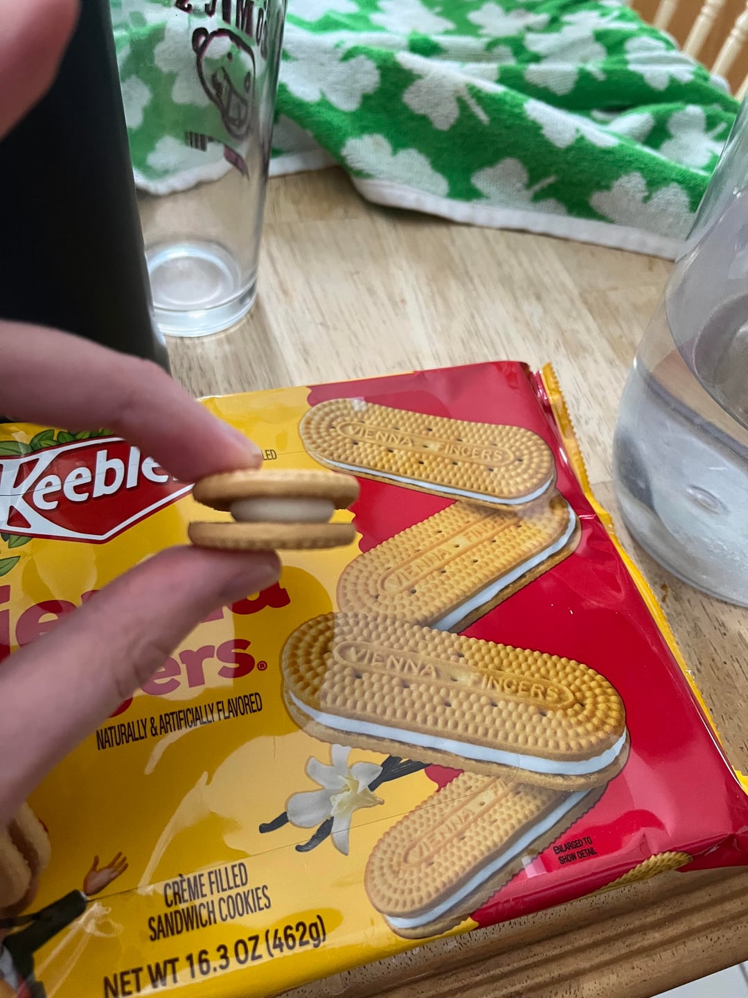 Keeble LED VIENNA FINGERS ers. NATURALLY&ARTIFICIALLY FLAVORED MEN VIENNA CREME FILLED SANDWICH COOKIES NET WT 16.3 OZ (462g) VIENNA FINGERS ENLARGED TO SHOW DETAIL