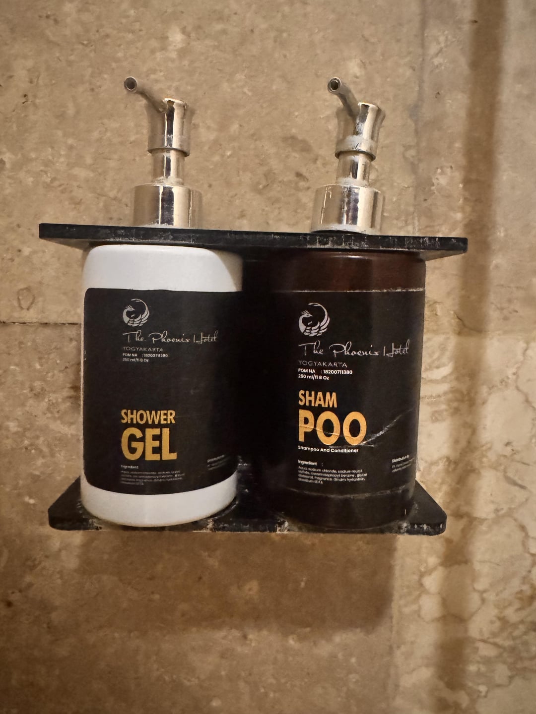 The Phoenix Hotel YOGYAKARTA POM NA 78700711300 250m/Or SHOWER GEL xgredent The Phoenix Hotel YOGYAKARTA POM NA 18200711380 250 ml/11 8 Oz SHAM POQ Shampoo And Conditioner Ingredient sodium chlonde sodium unt opropyl betaine.ge fragancs and hyd Distric