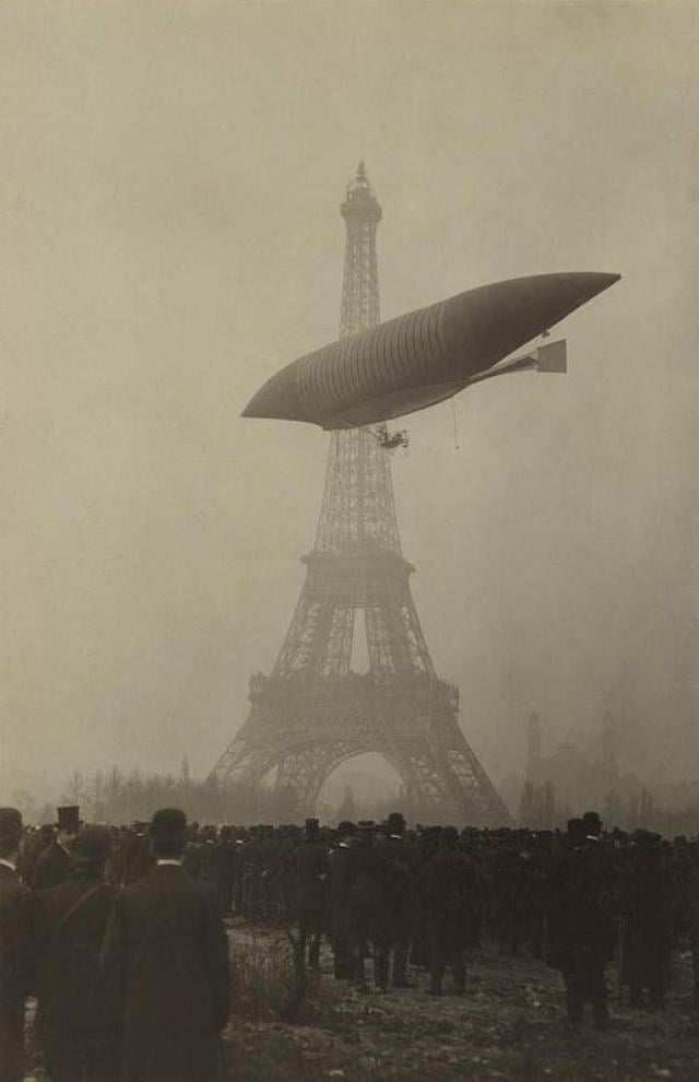 Lebaudy brothers dirigible over Paris, 1903
