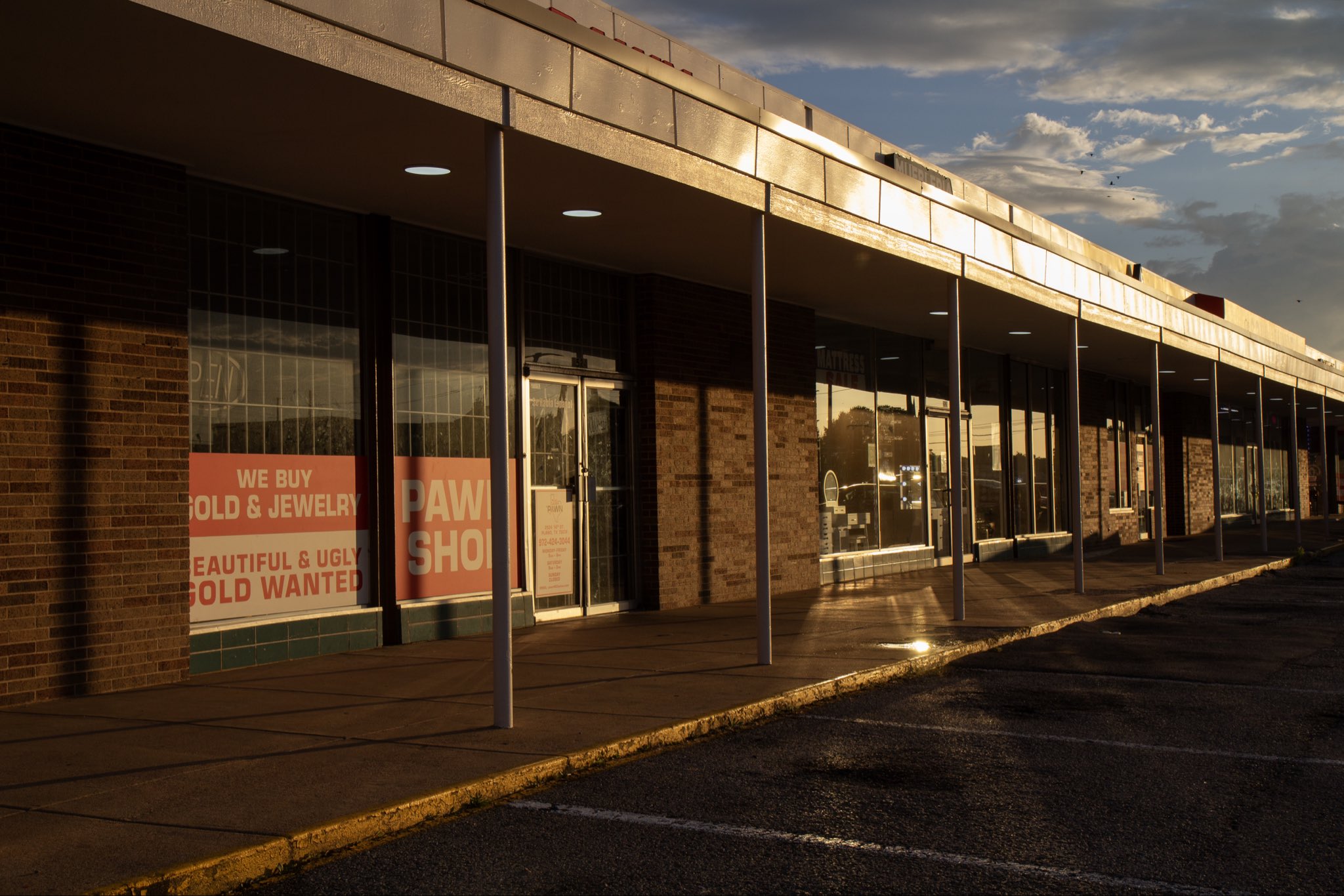 WE BUY OLD&JEWELRY EAUTIFUL & UGLY GOLD WANTED PAW SHO PAWN 972-424-3044 MATTRESS