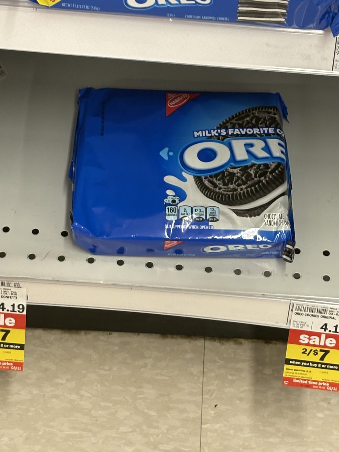 CONFETTI 4.19 le 7 2 or more price 08/11 NET WT 1 18 2.12 07 (513) 961 CHOCOLATE SANDWICH COOKIES NADIEGO MILK'S FAVORITE C ORE 160 2. 130 13 CALORIES BAT FAT SUIT APPEARS WHEN OPENED 17 CHOCOLATE SANDWICH WITHER OF OREO OREO COOKIES ORIGINAL UNIT PRICE 4.1 sale 2/$7 when you buy 2 or more limited time price ww08/11